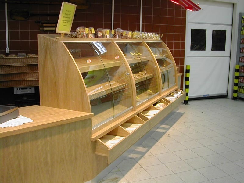 Shop stalls for bakery products made with curved glass from Klaasart